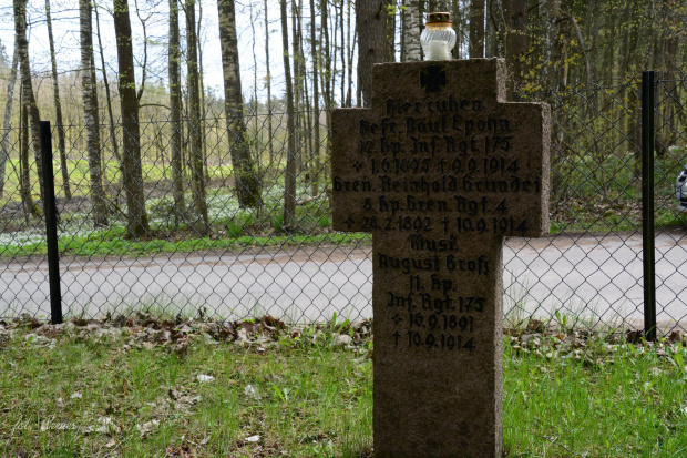 Kolonia Pozezdrze - Cmentarz wojenny w Koloni Pozezdrze jest miejscem spoczynku 82 żołnierzy armii niemieckiej i 521 żołnierzy armii rosyjskiej