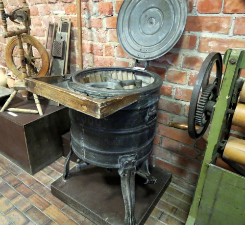 Pierwszy raz natknęłam się na taki eksponat w muzeum; automatyczna pralka z XIX wieku ! Taki prototyp " Frani "...D