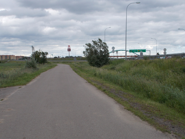 Przy Nowym Dworze Gdańskim też można śmigać nowym asfaltem drogi serwisowej