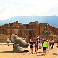 Włochy, Pompeje, Forum, Igor Mitoraj - rzeźby. Forum, to pokaźny plac ( 38 x 157 m), serce miasta gdzie koncentrowało się życie gospodarcze, polityczne i religijne. Tutaj znajdowała się monumentalna Świątynia Jowisza i gmachy władz miejskich.