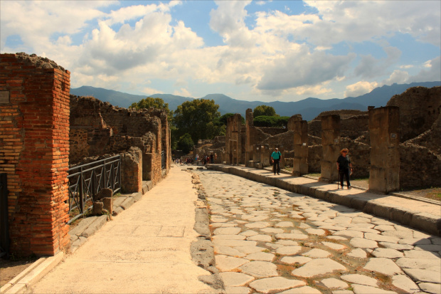 Pompeje powstały na stoku wzniesienia utworzonego przez prehistoryczną lawę. Położone były na wysokości 40 m n.p.m. nad rzeką Sarnus (obecnie Sarno).