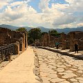 Pompeje powstały na stoku wzniesienia utworzonego przez prehistoryczną lawę. Położone były na wysokości 40 m n.p.m. nad rzeką Sarnus (obecnie Sarno).