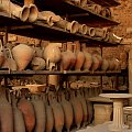 Pompeje - muzeum, w którym zgromadzono naczynia wydobyte z popiołów.