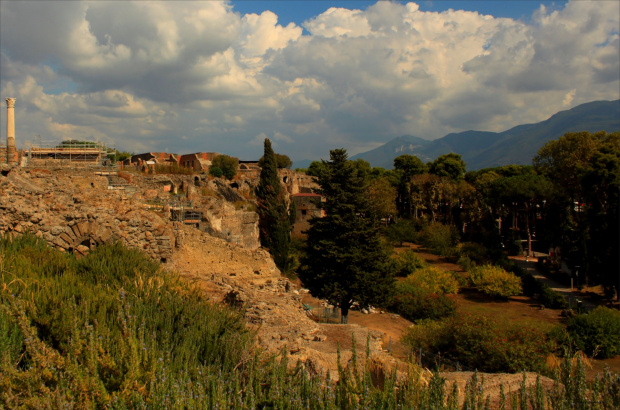 Popiół wulkaniczny, który zasypał Pompeje, utrwalił budowle, przedmioty oraz niektóre ciała ludzi i zwierząt, co współcześnie umożliwia obejrzenie wyglądu starożytnego rzymskiego miasta średniej wielkości i jego mieszkańców.