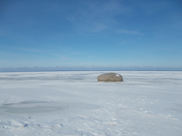 Oto i on. Największy w naszej okolicy głaz. Święty Kamień w wodach (lodzie) Zalewu Wiślanego.
