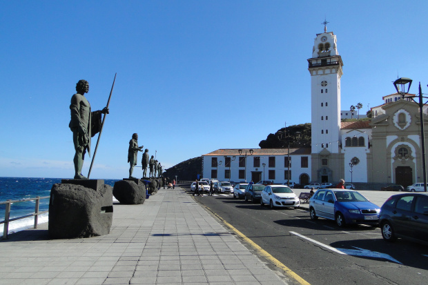 Plaza de la Patrona de Canarias. Znajdują się na nim dziewięć wykonanych z brązu posągów przedstawiających muskularne postaci dawnych wodzów - tzw. Menceyes