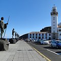 Plaza de la Patrona de Canarias. Znajdują się na nim dziewięć wykonanych z brązu posągów przedstawiających muskularne postaci dawnych wodzów - tzw. Menceyes