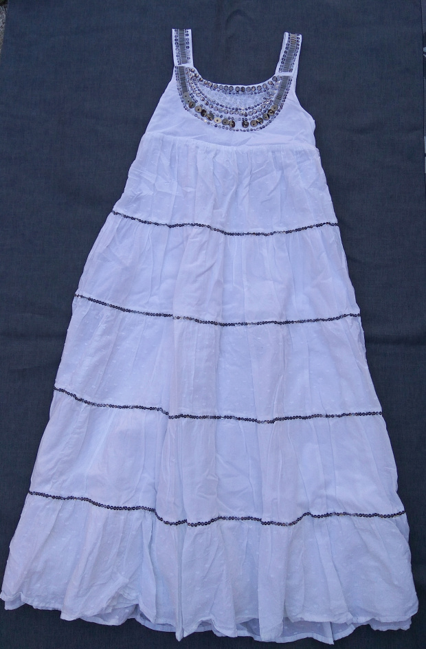 Bluezoo biała sukienka 8 lat 128, dł 95 cm szerokośc 29x2. Bdb- brakuje z przudu jednego dużego cekina oraz kilku małych przeźroczystyczch. Na podszewce, z tyłu gumkowana, wiązana w pasie. Wygląda super.CENA: 25 zł