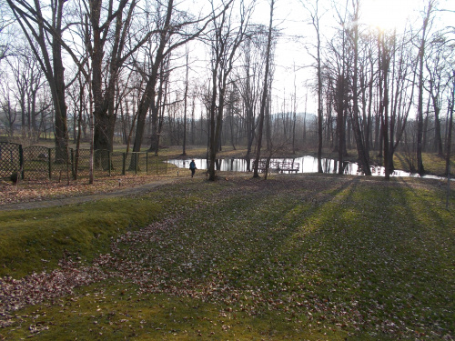 Dwór otacza piękny i zadbany park.