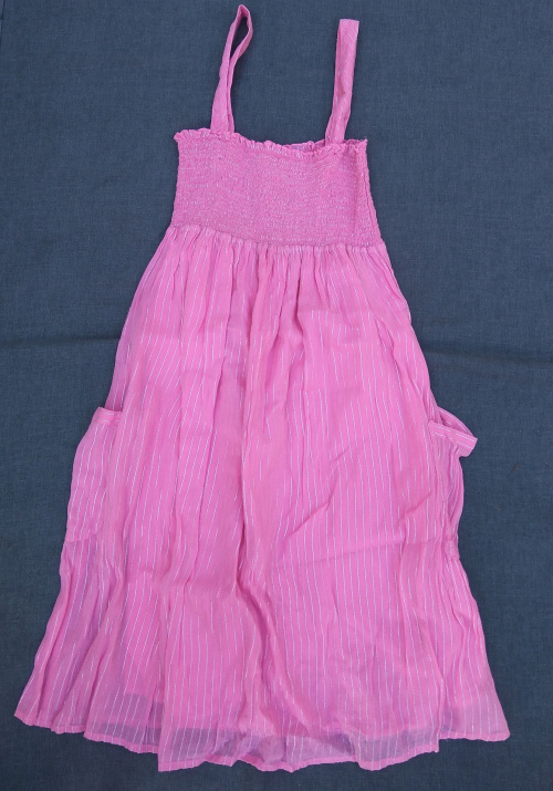 Sukienka 13-14l 164 cm stan bdb różowa z brokatem, stan gumkowany, dwie warstwy. Dł 61 cm szerokość 27do 40 x2 cm CENA: 9 zł