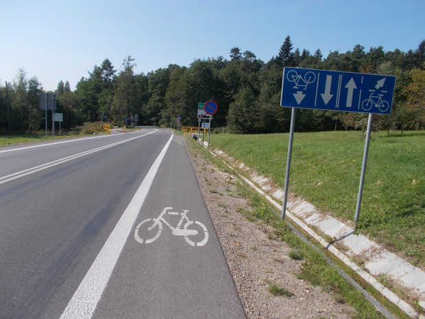 Z pasa rowerowego zjeżdżamy na drogę rowerową z asfaltu