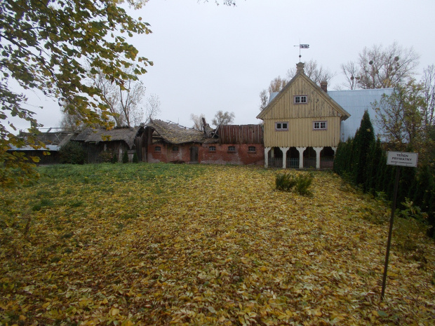 Markusy-Kolonia i dobiegający swojego kresu stary dom podcieniowy