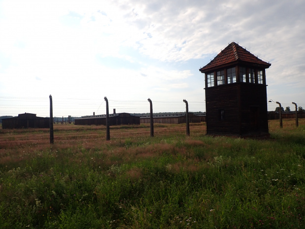 Trasa biegnie przy zabudowaniach obozu koncentracyjnego w Brzezince