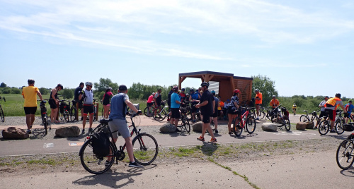 Grupa w Kiezmarku na wale Wisły. Wjeżdżamy na miejsce odpoczynku rowerzystów Wiślanej Trasy Rowerowej (EV9).